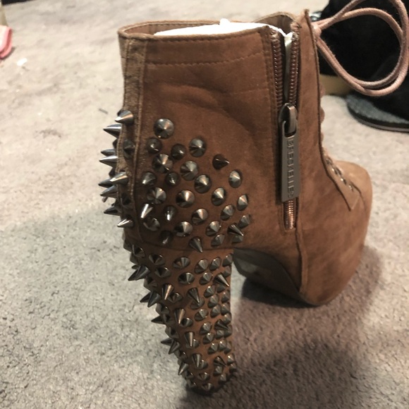 Studded heels - Picture 4 of 7